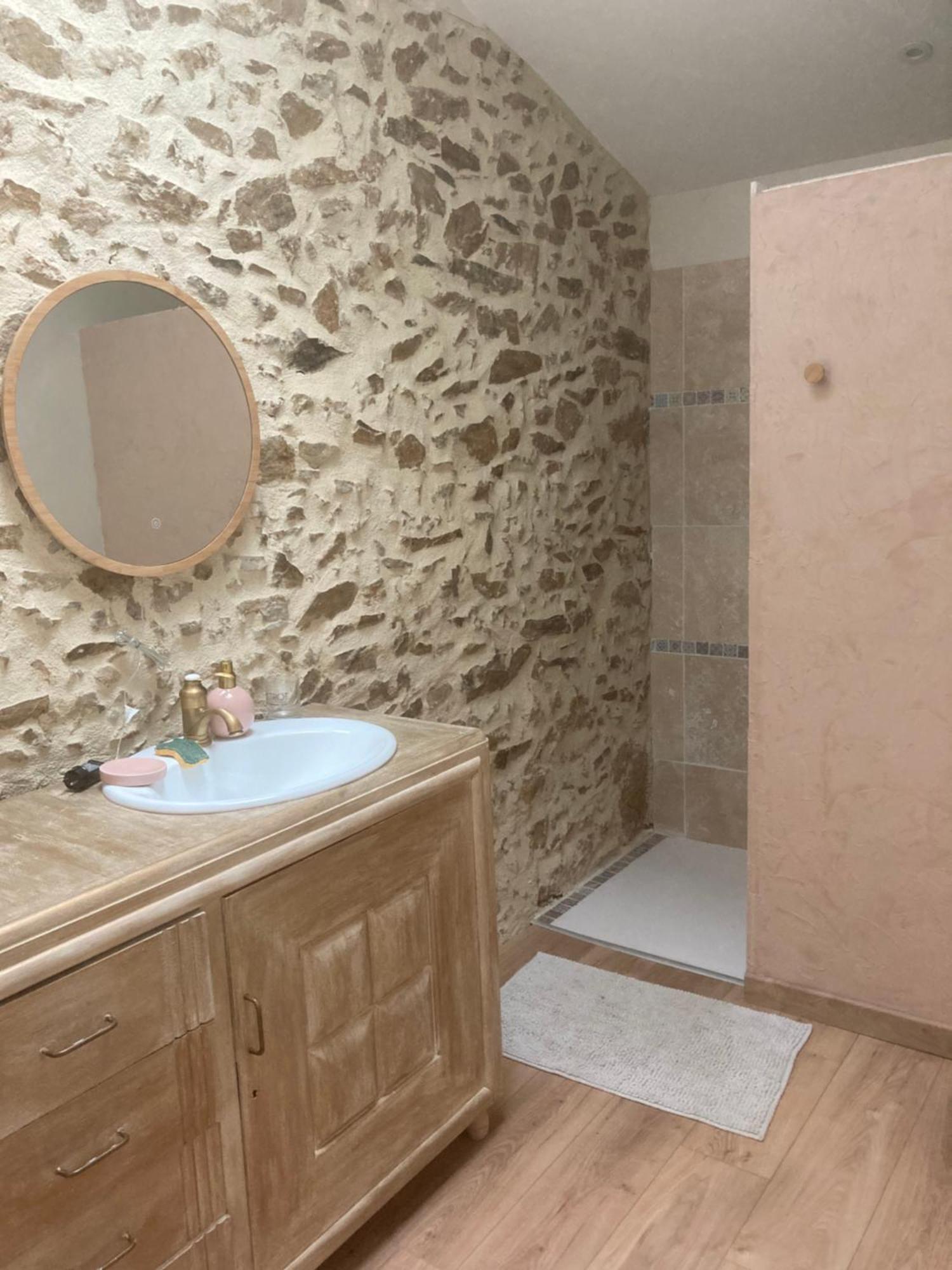 Premier Etage D Une Jolie Maison A La Campagne Montravers Exterior photo